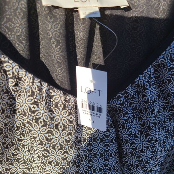 Loft -588 NWT Geo V-Neck Ruffle Blouse Navy Extra Small - Picture 3 of 6